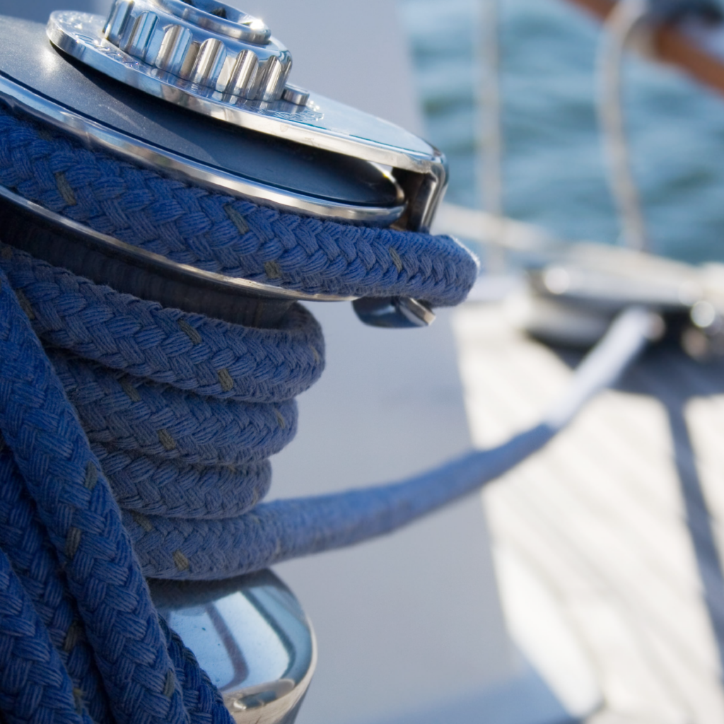 Segelwinsch mit Tauwerk – Symbol für sichere Navigation